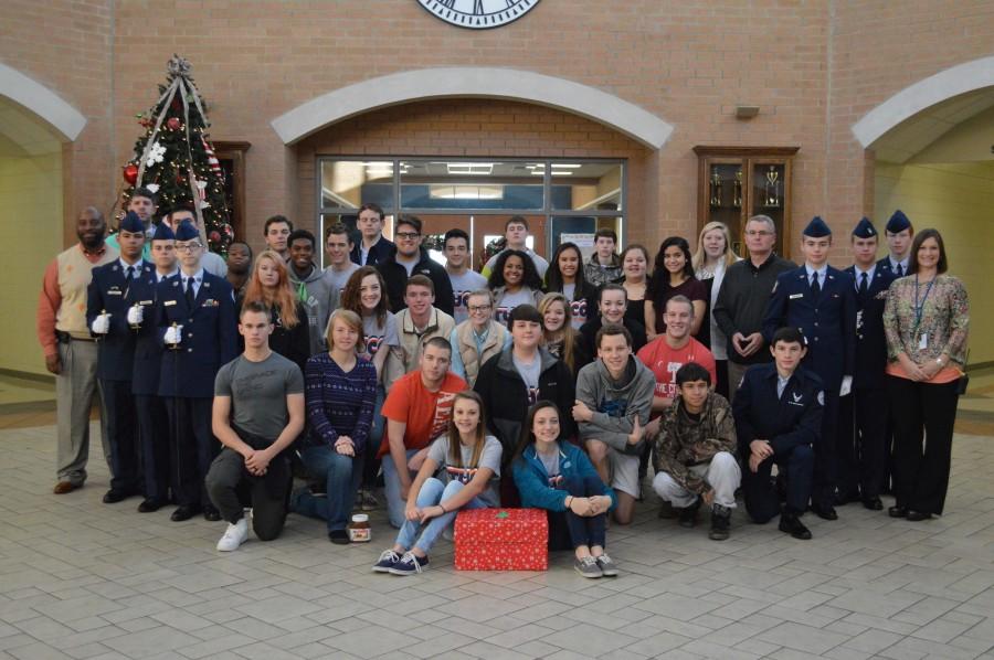 Chapman students sign Christmas cards for veterans