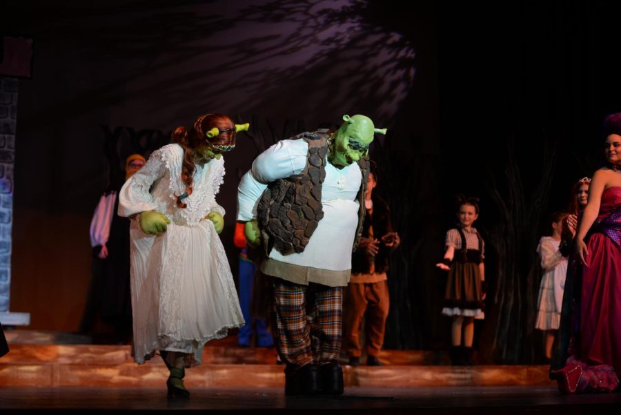 Cast+members+take+a+bow+at+the+end+of+Shrek+The+Musical%2C+performed+on+Aug.+26.
