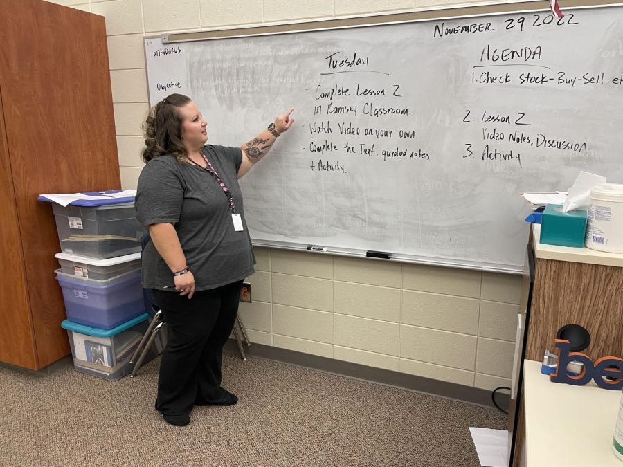 Substitute teacher Jessica Neeves directs students on how to complete their work in Kyle Bishop’s class. Neeves continues to sub despite the national substitute teacher shortage.