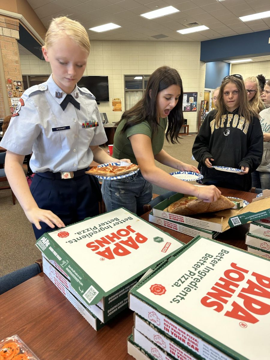 Students pick up pizza at the STAR Reader and Summer Reading party on Oct. 26.