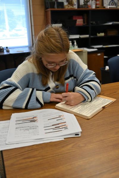 Senior Evie Dowdell works on classwork without her cell phone. Phones are currently banned during instructional time.